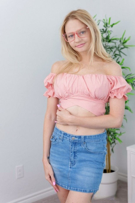 Naughty America - Sexy babes share a cock at the party!