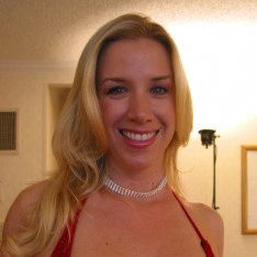 GILF Taylor Lynn likes to get herself off